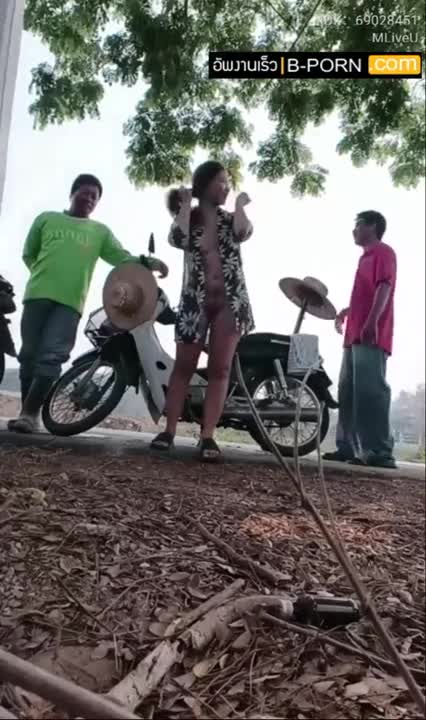 การเดินเล่นและถ่ายคลิป X นอกสถานที่ ทำให้พี่ๆ คนงานก่อสร้างมาอ้างเรื่อง งานนี้ทำให้เราอายแบบที่ไม่เหมาะสม