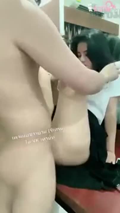 Video of a student selling herself, with a very sexy body, bringing her boyfriend to have sex in a very naughty room
