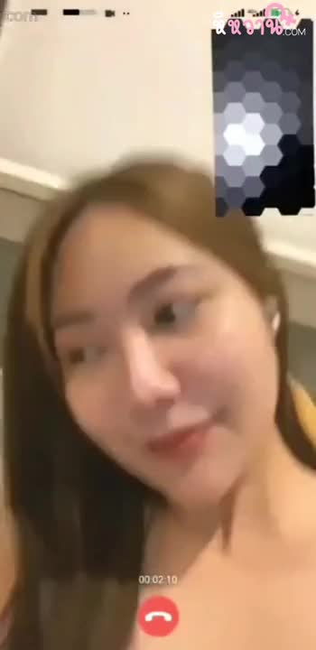 New leaked clip of beautiful girl Dier, taking on explicit video call jobs with a bold and seductive attitude.