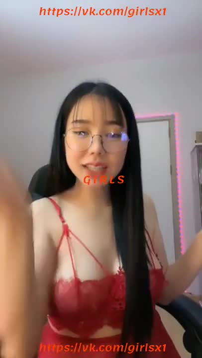Porn clip of Khao Nong from Mlive. Beautiful-faced girl wearing a sexy red outfit, extremely seductive and hot.