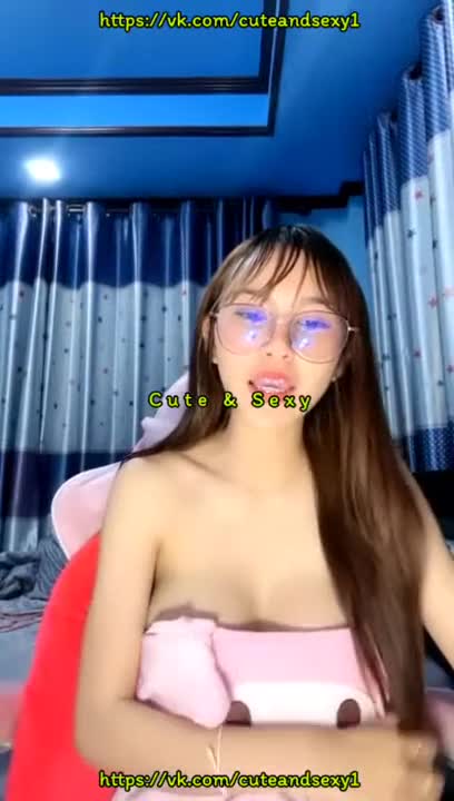 A leaked clip of Kanya, a girl with glasses and a pretty face, doing a live show. She sets up the camera and puts on a naughty and exciting performance that will leave viewers feeling thrilled.