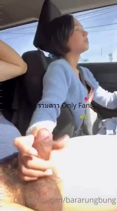 Bararungbung, a young girl with a small body and a mischievous personality, drives her car with one hand while teasing her boyfriend.