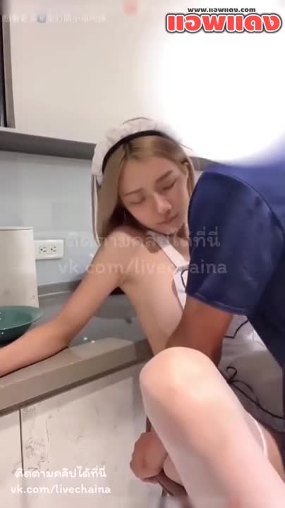 สาวหมวยถูกสามีจับตั้งขึ้นอย่างแก่ในห้องครัวก่อนที่จะไปต่อกันในที่นอนแบบไม่ยั้ง