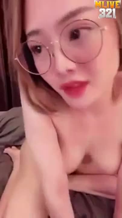Mlive, Punn, a very beautiful Thai girl, fixes torn clothes and shows off live in the middle of the live stream.