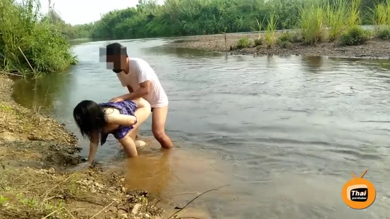 Thaipornhuber ได้ปล่อยคลิปหลุดสาวอีสานรุ่นใหญ่ ชวนชู้เสื้อขาวมาเย็ดกันกลางแม่น้ำ