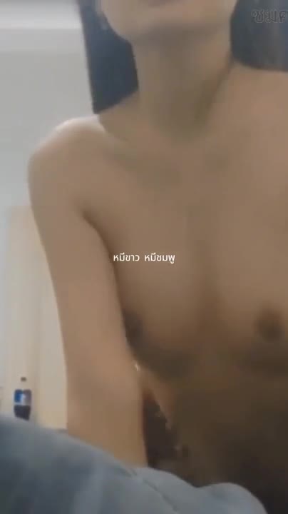 Skylinewl เป็นสาววัยรุ่นที่ใส่เสื้อสีเขียว ถูกแฟนหนุ่มจูบอย่างเร็วแรงและเย็ดอย่างดุดันที่สุด