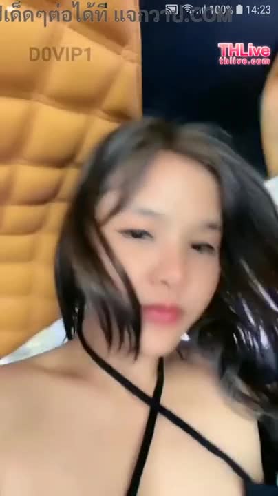 A young woman named Aosri was seen exposing herself on a live stream in the Thlive app, wearing tight clothes that clearly showed her large breasts.