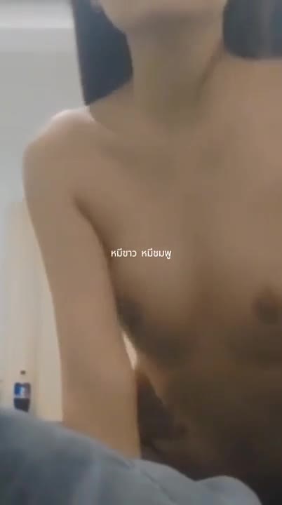 สาววัยใสถูกการกระแทกหีอย่างแรง ดูเหมือนว่าจะเสียวมาก เล่นท่าดูชัดเจน