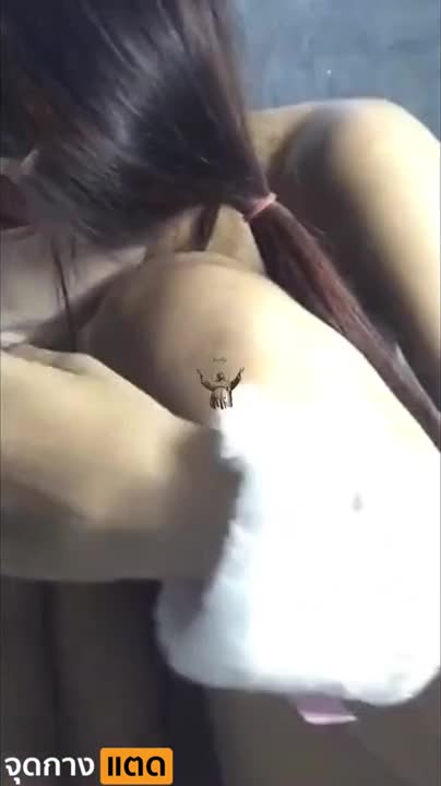 Setting up a live stream camera in a private group, teasing and showing off breasts and opening vagina, then getting wet and squirting, making the viewers aroused and reach climax together.