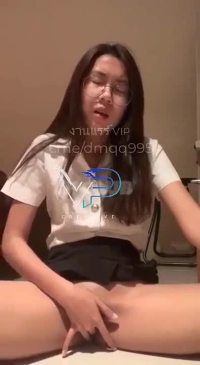 นักศึกษาชั้นปีหนึ่งจากมหาวิทยาลัยเรศวรถูกคัดจากกล้องถ่ายภาพในท่าทางที่ไม่เหมาะสมก็เริ่มหลุดและส่งเสียงร้องครางเสียวๆขึ้นมา