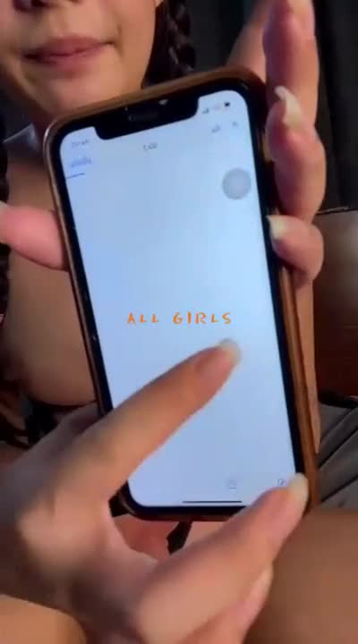 Live streaming in a private group, featuring the leaked full clip of the popular internet idol, Nong Phet-Ti. She is a young, fresh-faced woman who used to be a famous news story.