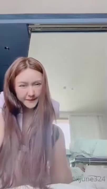 A Thai student named juniijune XXX helped himself by wearing a costume, used a dildo to stick on the mirror, and then inserted a fake penis into his anus to masturbate.